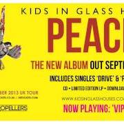 El texto musical VIP de KIDS IN GLASS HOUSES también está presente en el álbum Peace (2013)