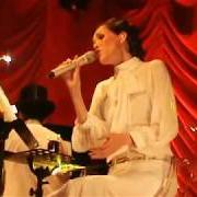 El texto musical NO LLORES POR MI ARGENTINA de KIKA EDGAR también está presente en el álbum Broadway (2011)