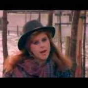 El texto musical I'M GOING OUT WITH AN EIGHTY YEAR OLD MILLIONAIRE de KIRSTY MACCOLL también está presente en el álbum The stiff years (2005)