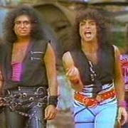 El texto musical FITS LIKE A GLOVE de KISS también está presente en el álbum Lick it up (1983)