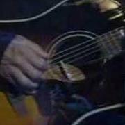 El texto musical UNDER THE GUN de KRIS KRISTOFFERSON también está presente en el álbum A moment of forever (1995)