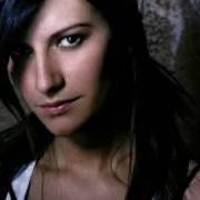 El texto musical TU NOMBRE EN MAYUSCULAS de LAURA PAUSINI también está presente en el álbum Escucha (2004)